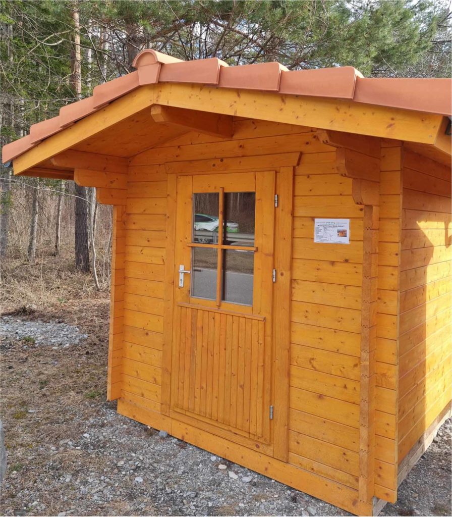Outdoor Ausstellung Mustergartenhaus WS 45 mm, Satteldach mit Dacheindeckung Ziegel. (Wir liefern auch Massanfertigung)