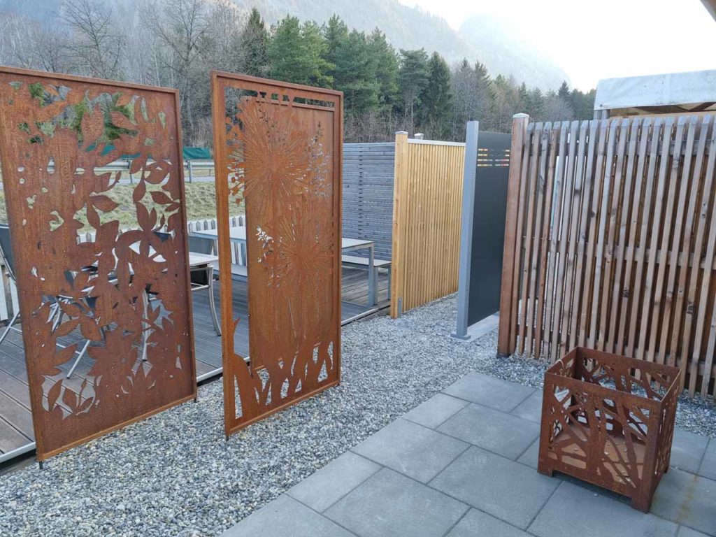 Eingang zum Schaugarten mit Gartendekor Naturrost mit Hochwertigem Stahl